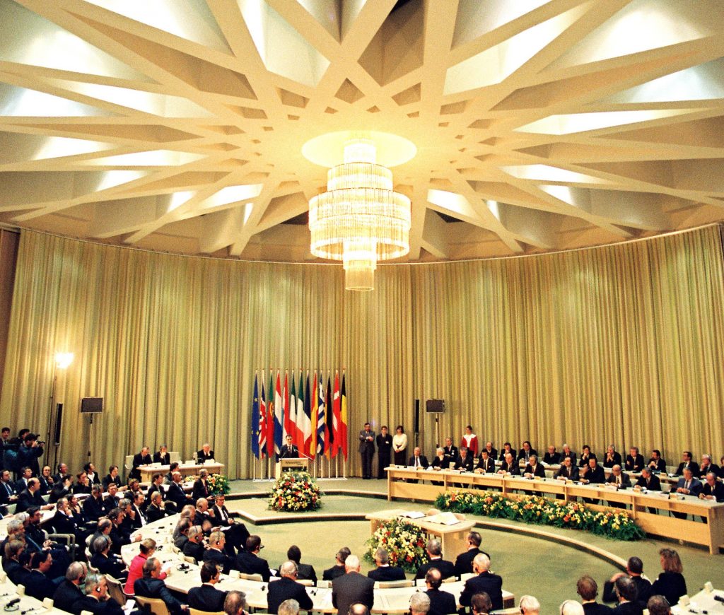 maastricht-treaty-28-years-of-increased-intergovernmentalism-l